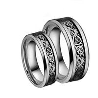 Неговият и нейния волфрамов карбид келтски възел Дракон дизайн въглеродни фибри инкрустация сватбена лента за сватбена лента на пръстен