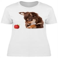 Chihuahua, гледаща ягодова тениска жени -раземи с Shutterstock, женска среда
