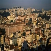 Изглед от висок ъгъл на сгради в град, Алфама, Лисабон, Португалски плакат